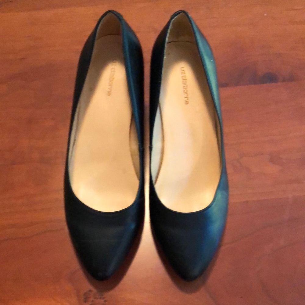 Liz Claiborne Black Pumps - Picture 2 of 6
